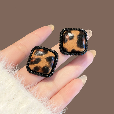 港风复古皮革豹纹耳钉轻奢高级感气质耳环2024新款秋冬耳饰女送女朋友老婆情人节七夕生日礼物