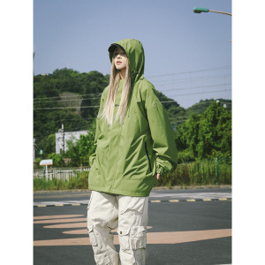 户外情侣冲锋衣三防夹克春秋新款宽松连帽休闲韩系百搭登山服外套