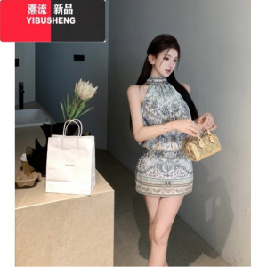 YIBUSHENG巧克少女~复古印花挂脖连衣裙女装季设计感雪纺短裙气质包臀裙