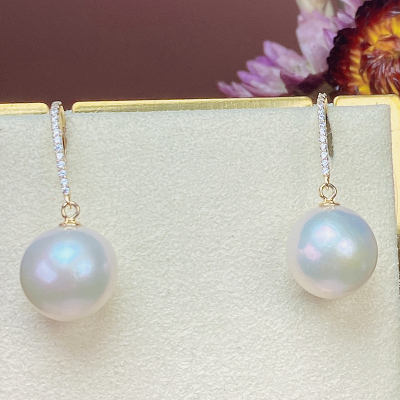 秋冬一定得备一对大白耳坠超级瘦脸，还非常显气场12-13mm爱迪生珍珠耳坠正圆强光基本无暇珠光极好清晰可见白色