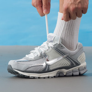 耐克(NIKE)男鞋新款运动鞋Air Zoom Vomero 5缓震耐磨透气跑步休闲鞋FN8361-100 ZP